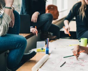 Tapis rond cuisine : astuces pour un sol stylé et facile à nettoyer